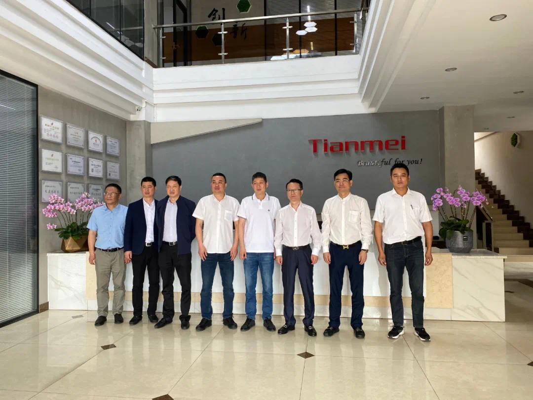 义乌市王健市长一行莅临蓝狮在线电器考察指导